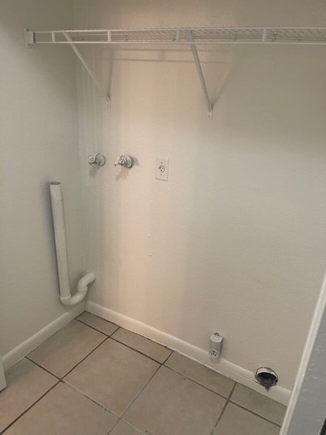 Building Photo - Modern Comfort in a Prime Location