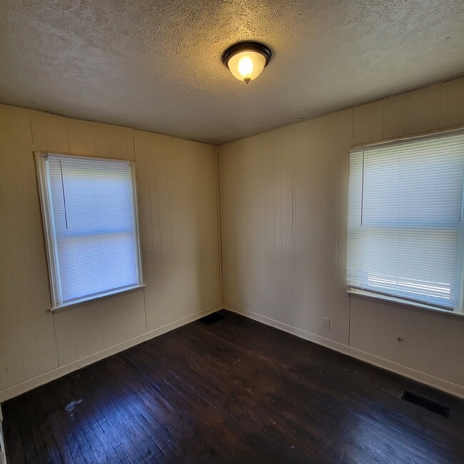 Building Photo - West Indy 2BR House Ready To Lease!