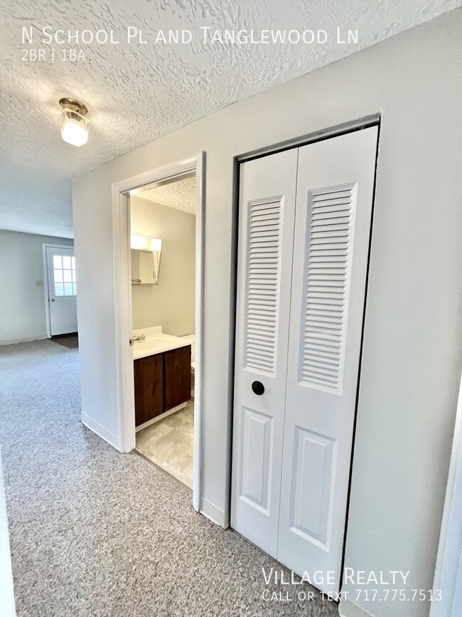 Building Photo - Top Floor! Roomy 2-Bed with A/C & Off-Stre...