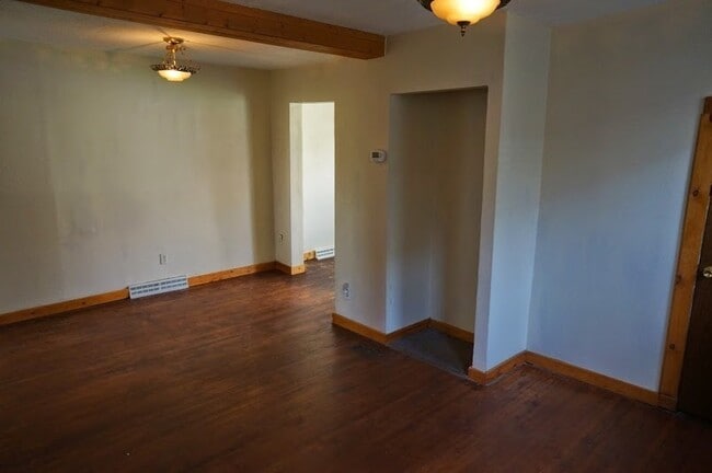 Building Photo - AVAILABLE JUNE- Gorgeous 4 Bed, 1 Bathroom Hillside Home!