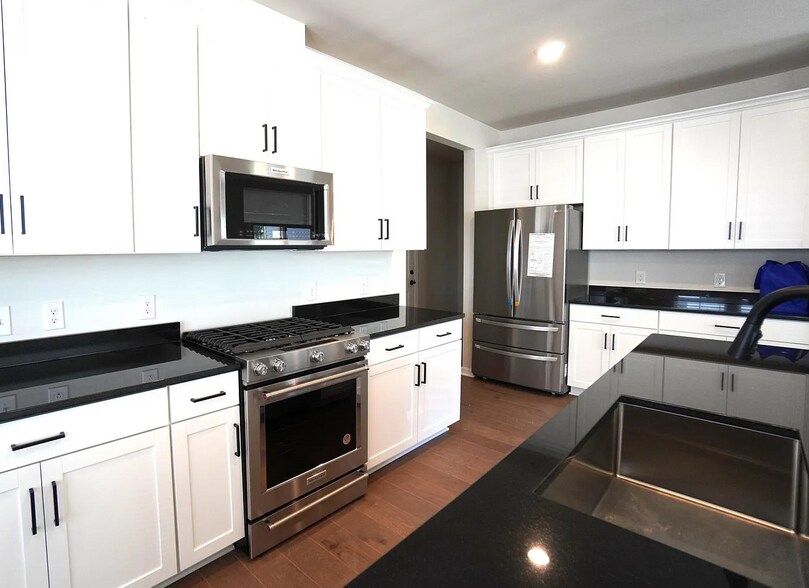 Building Photo - 612 America Dr