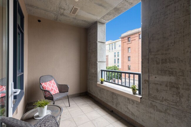 Building Photo - Modern 2 Bed/ 2 Bath Condo in the Heart of...