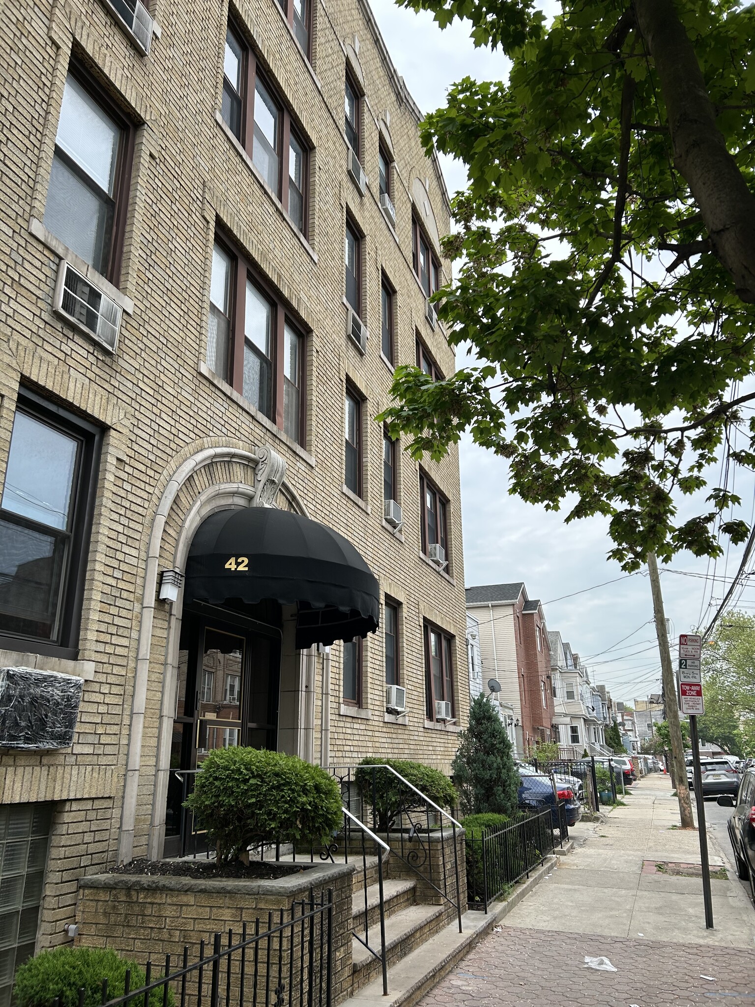 Building Photo - 42 Van Wagenen Ave