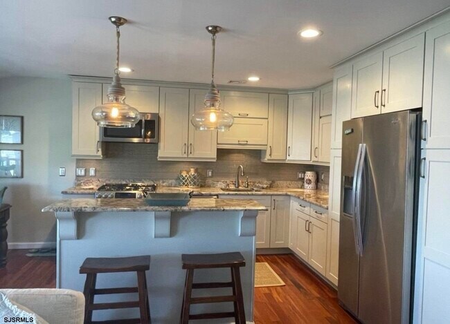 Building Photo - 823 Periwinkle St