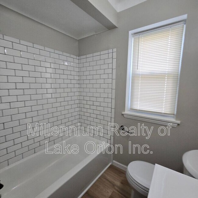 Building Photo - 614 E Tennyson Ave