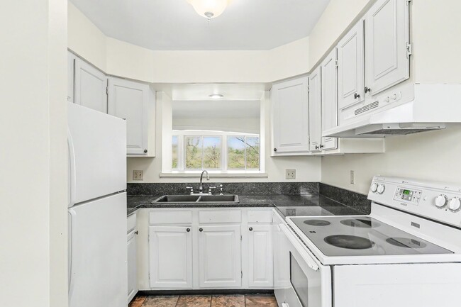 Building Photo - Two bedroom, one bathroom interior townhome in Mechanicsburg near Lisburn Rd.