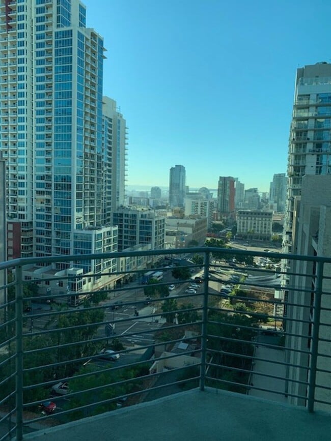 Building Photo - Beautiful Large 2 Bdrm, 2 Ba Condo in Cort...