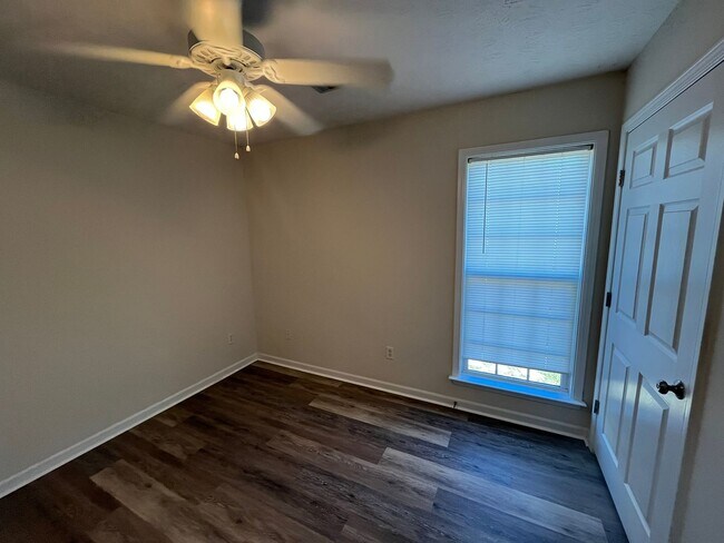 Building Photo - Discover the Perfect Blend of Comfort and Convenience