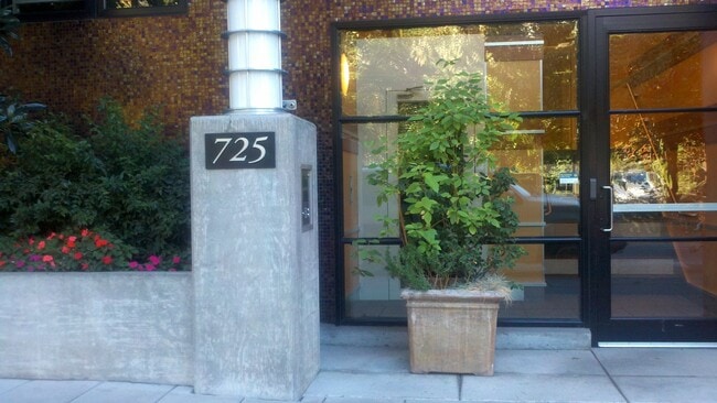 Building Photo - 725 NW 10th Ave