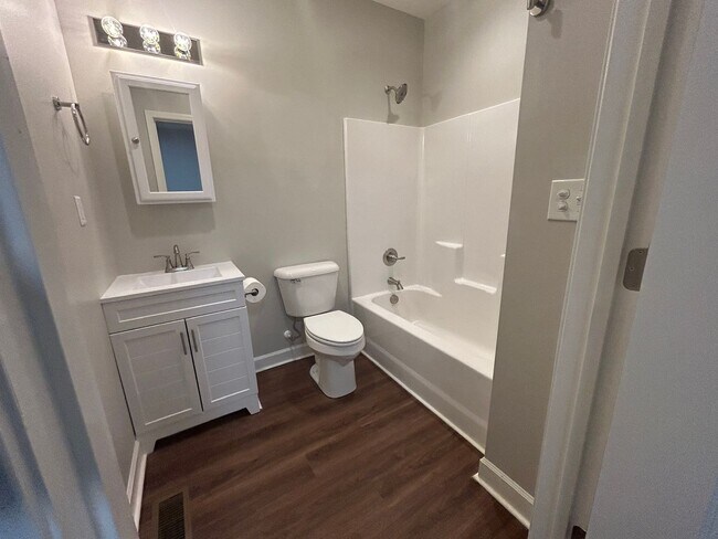 Building Photo - Newly Renovated Spacious 3 Bedroom w/ Full Appliance Package