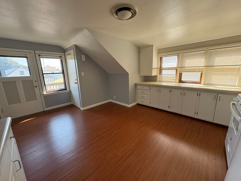 Building Photo - 2132 S 75th St