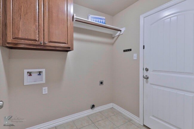 Building Photo - 4 bed 2 bath; newer carpet!