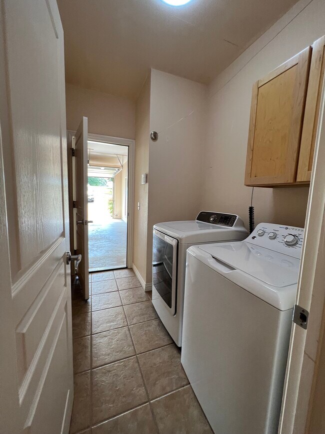 Building Photo - 2556 S College Dr