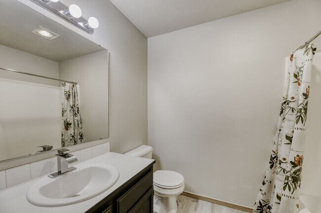 Building Photo - 2BR/2BA Everett Condo: Fresh Updates + Gated Access!