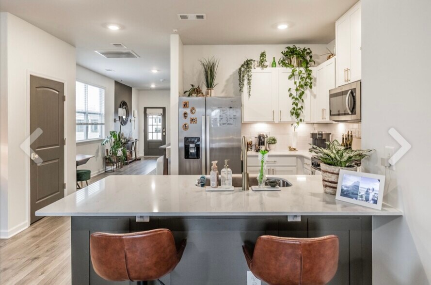 Building Photo - 7355 Lang Ave