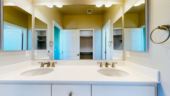 Building Photo - Rare Santa Rosa Four Bedroom house in Desi...