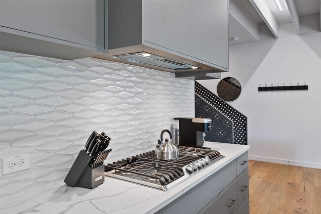 Building Photo - 4305 Roseland Ave