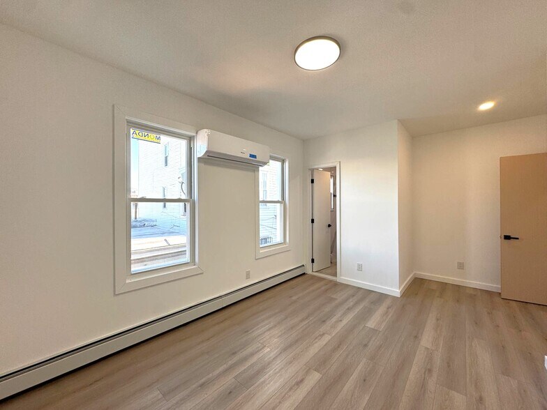 Building Photo - 198 28th St