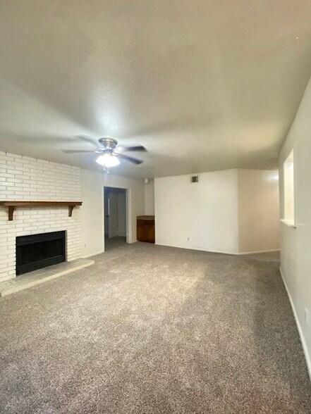 Building Photo - 1305 W Villa Maria Rd