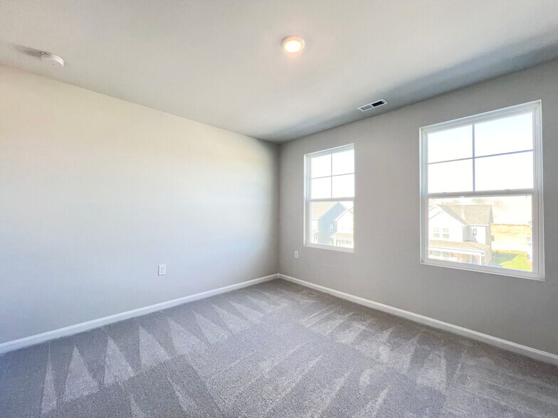 Building Photo - 1988 Rosedale Ridge Ave