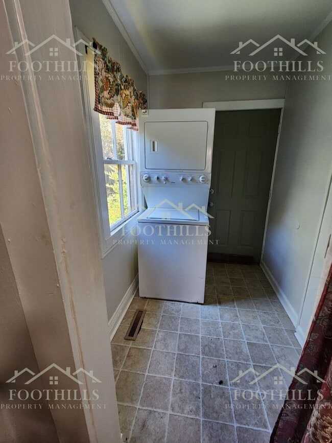 Building Photo - Charming 2 Bed, 1 Bath Home with Spacious ...