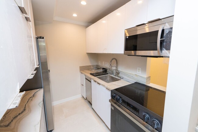 Building Photo - 1 Bedroom + Den / 1 Bath Condo w/ patio an...