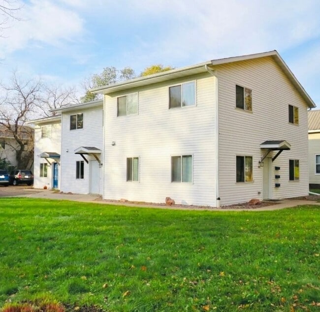 Building Photo - 1521 6th St E