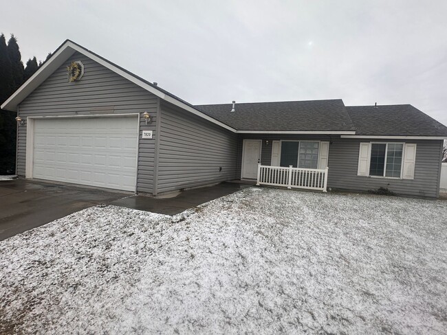 Building Photo - New Carpet, flooring & paint! 3 Bedroom 2 ...