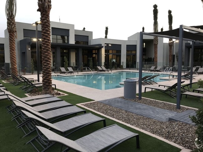 Building Photo - 2/BD 2.5/BA Luxury Gated Townhouse in Summ...