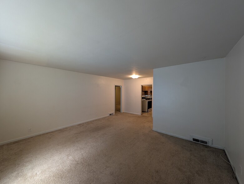 Building Photo - 211 Garden Ln