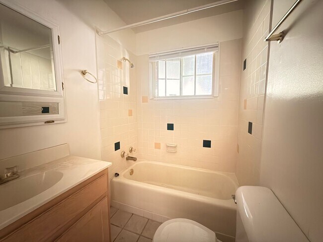 Building Photo - 1831 Childers Dr NE