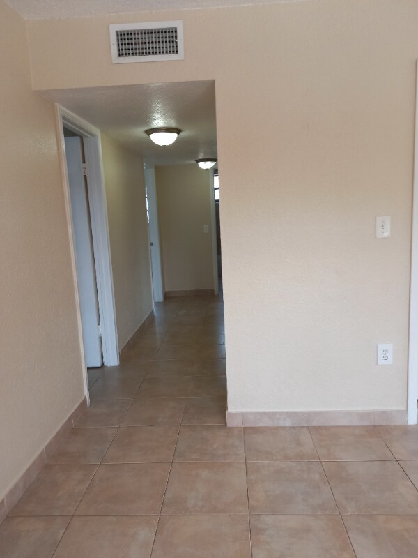 Building Photo - 16 ave 43 Pl