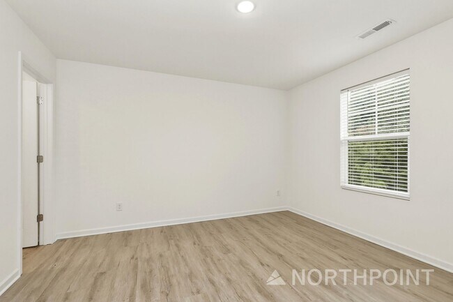 Building Photo - 3-Bedroom, 2.5 Bath Home for Rent in Winston-Salem, NC | Attached 1-Car Garage & Modern Kitchen