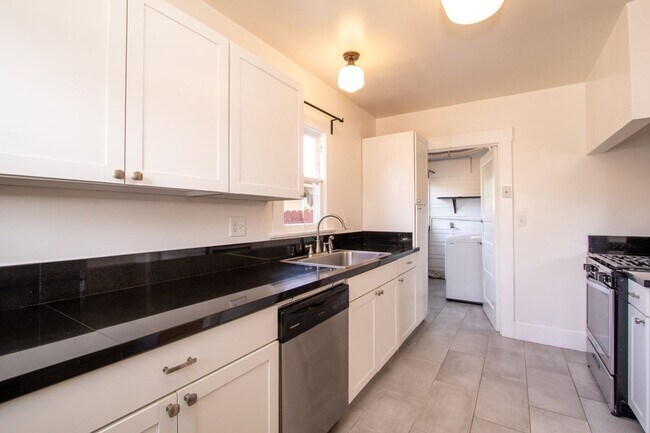 Building Photo - Charming North Park 2 Bedroom with Washer/Dryer, Backyard & Parking!