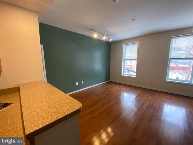 Building Photo - 910 S Charles St