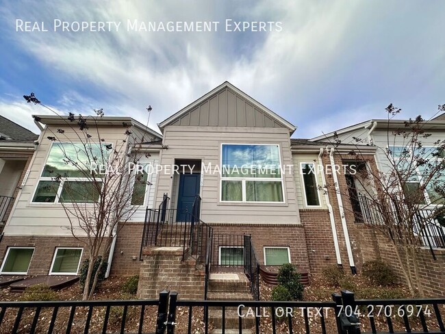 Building Photo - Charming 3BR/3.5BA Townhouse in Charlotte!