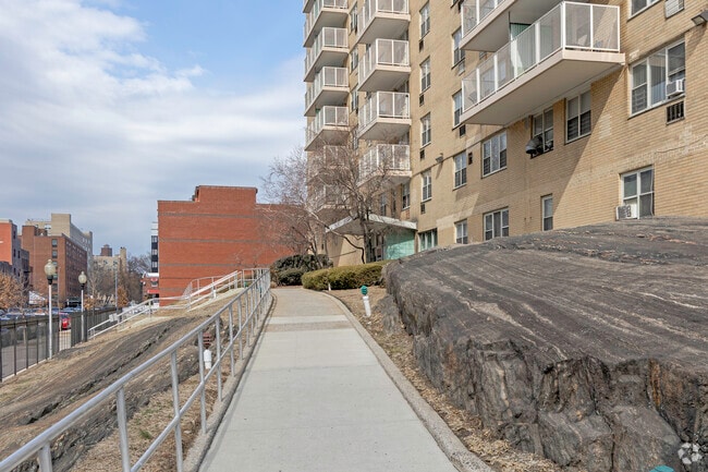 Walkway - Lind-Ric Apartments