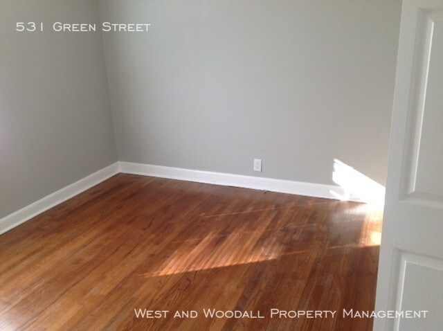 Building Photo - Green Street Duplex in Durham!