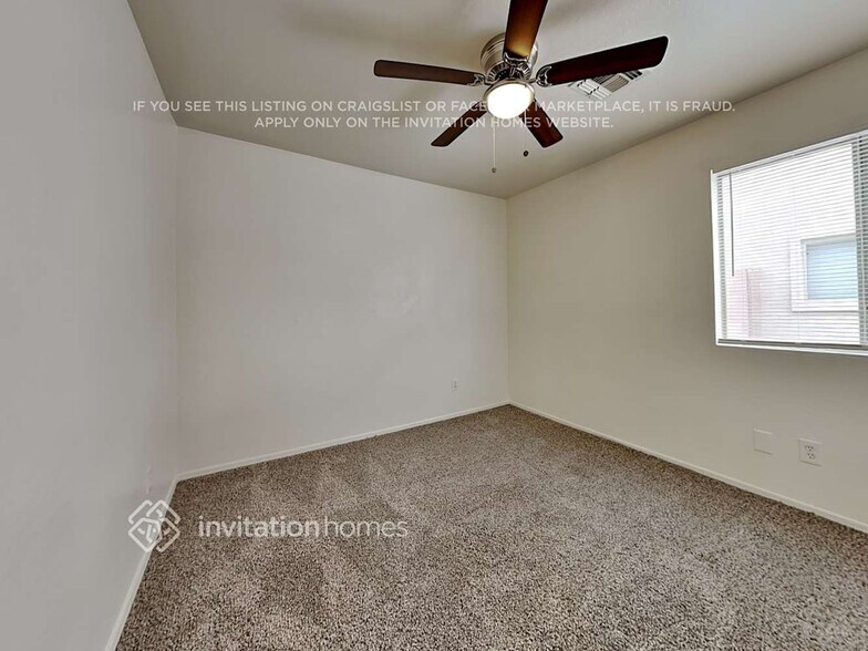 Building Photo - 5903 S 32nd Ln