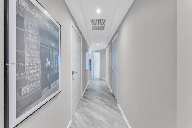 Building Photo - 801 S Miami Ave