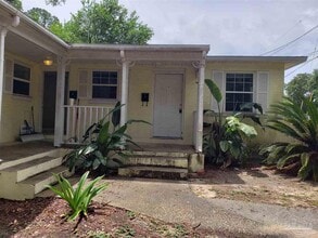 Building Photo - 204 Holmes Dr
