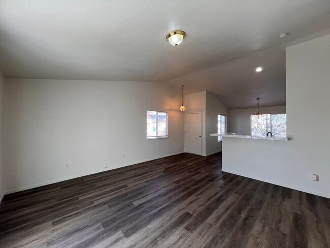 Building Photo - Cute 2 bedroom home located in Donner Trails!