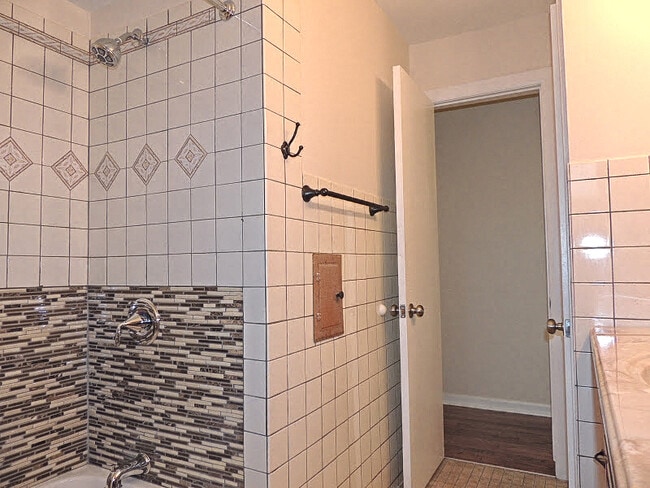 Building Photo - Newly Renovated 3-Bed, 1-Bath Bedford Ranch — Move-In Ready