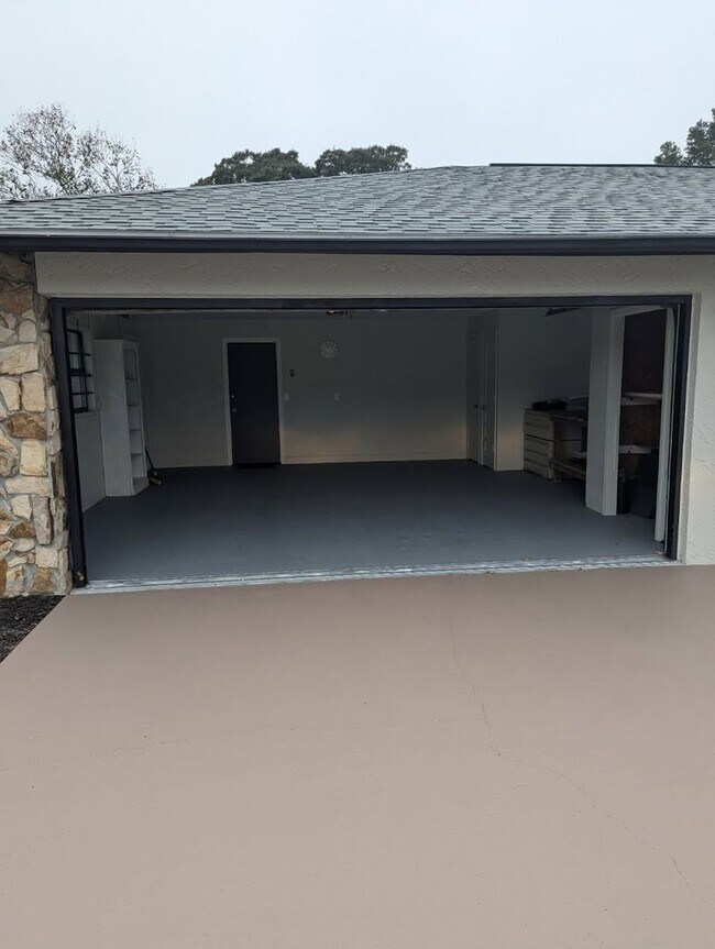 Building Photo - Gorgeous 3/2/2 Home, Great Location