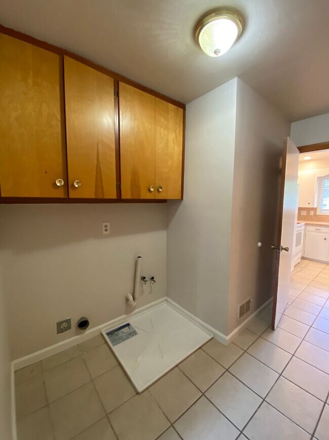 Building Photo - Stylish & Spacious 3-Bedroom Home in SE Sa...