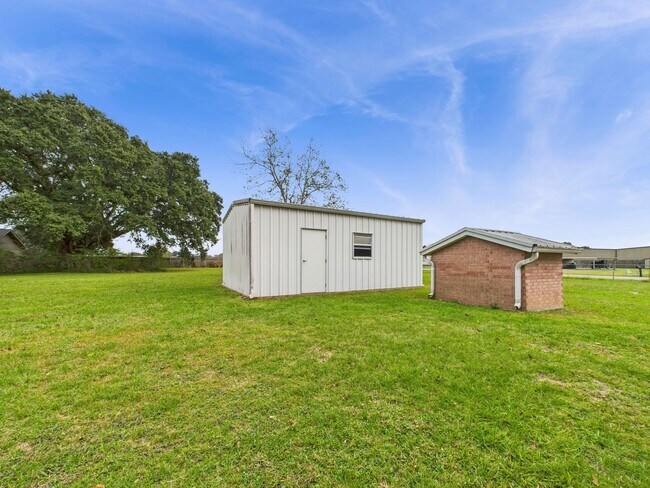 Building Photo - 2 bed 2 bath home Available NOW!