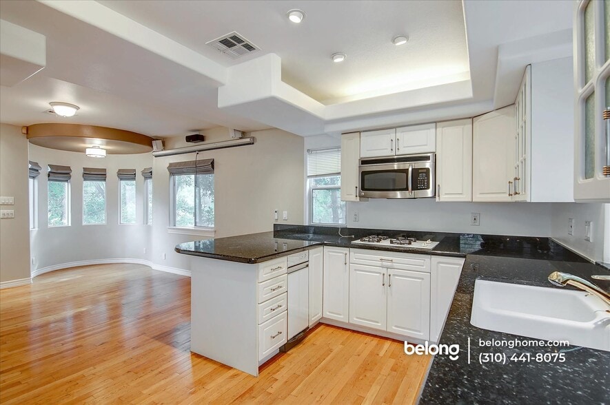 Building Photo - 8527 Wonderland Ave