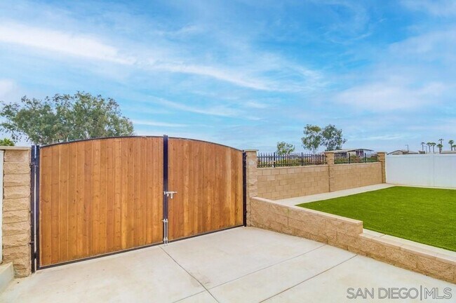 Building Photo - 5 bedroom Home with Large Private Yard