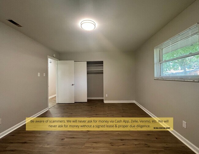 Building Photo - 1118 Soria St