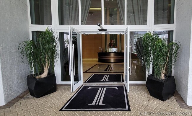 Building Photo - 15901 Collins Ave